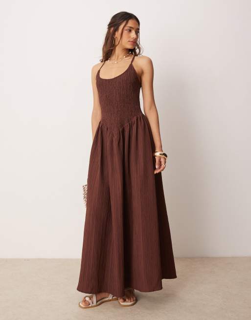 ASOS DESIGN – Czekoladowa marszczona sukienka maxi z dekoltem w łódkę i skrzyżowanymi paskami na plecach