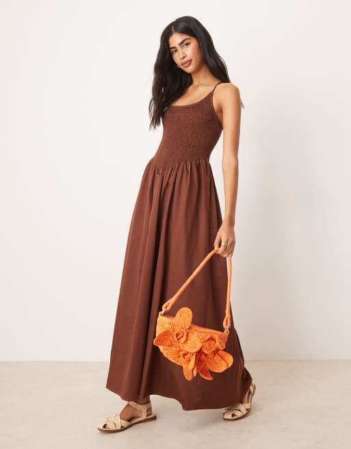 ASOS DESIGN – Czekoladowa marszczona sukienka maxi z dekoltem w łódkę i skrzyżowanymi paskami na plecach