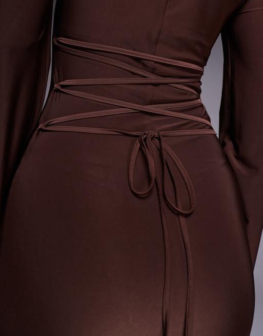 ASOS DESIGN – Czekoladowa modelująca sukienka maxi z odkrytymi ramionami, 2 z 4