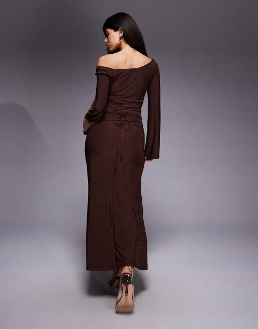 ASOS DESIGN – Czekoladowa modelująca sukienka maxi z odkrytymi ramionami, 3 z 4
