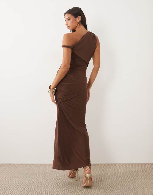 ASOS DESIGN – Czekoladowa opinająca sukienka maxi ze skręconym przodem i drapowaniem, 4 z 4