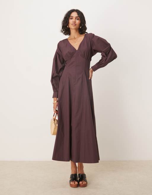 ASOS DESIGN – Czekoladowa popelinowa sukienka maxi z długim rękawem i dekoltem w kształcie litery V