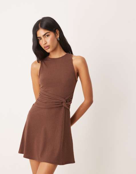 ASOS DESIGN – Czekoladowa prążkowana spódnica mini bez rękawów z węzłem w talii - view 1