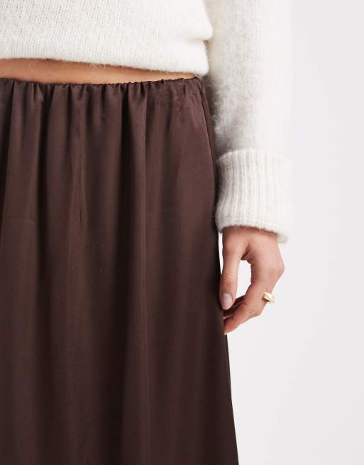 ASOS DESIGN – Czekoladowa satynowa obszerna spódnica maxi, 3 z 5