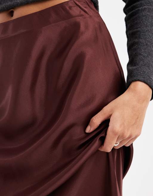 ASOS DESIGN – Czekoladowa satynowa spódnica maxi ze skosu, 2 z 5