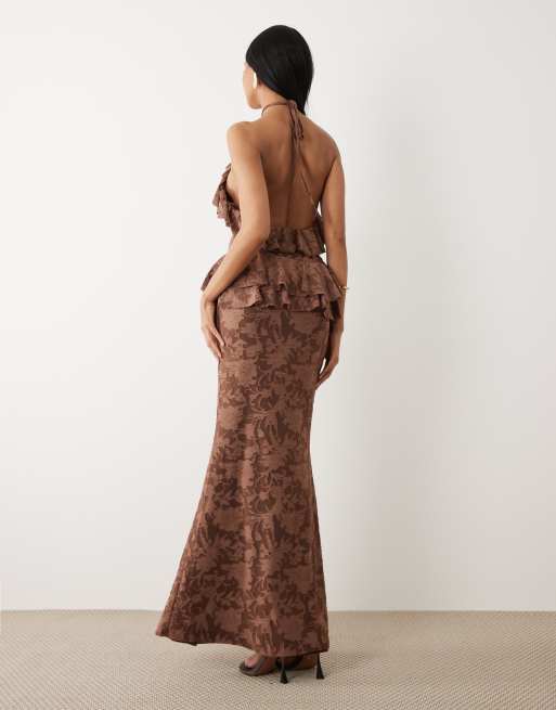 ASOS DESIGN – Czekoladowa sukienka maxi z dekoltem typu halter i falbanką we wzór devoré, 3 z 4