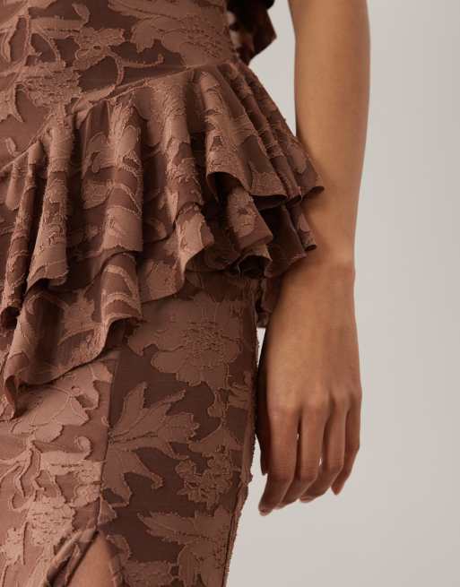 ASOS DESIGN – Czekoladowa sukienka maxi z dekoltem typu halter i falbanką we wzór devoré, 4 z 4