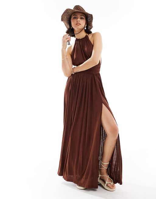 ASOS DESIGN – Czekoladowa sukienka maxi z dekoltem typu halter i marszczeniem w talii