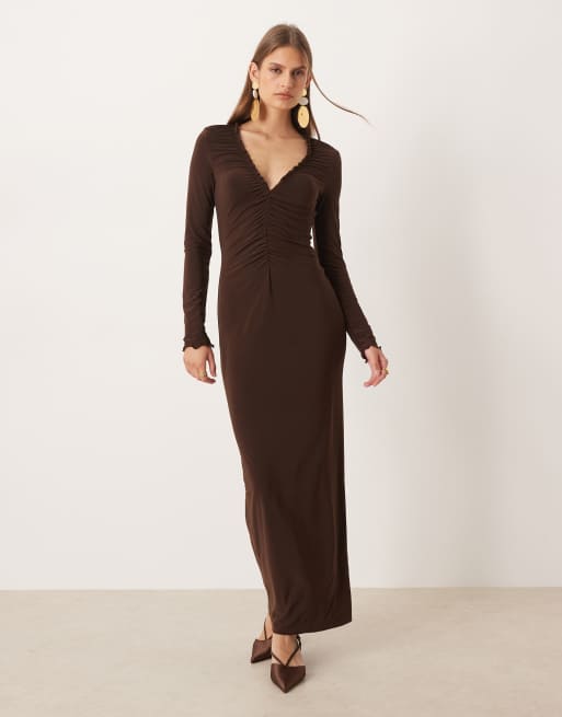 ASOS DESIGN – Czekoladowa sukienka maxi z długimi rękawami i maszczeniem z przodu