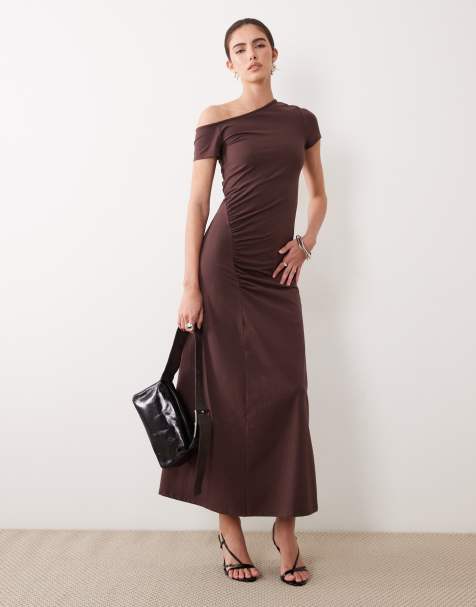 ASOS DESIGN – Czekoladowa sukienka maxi z odkrytym ramieniem i marszczeniem - view 1
