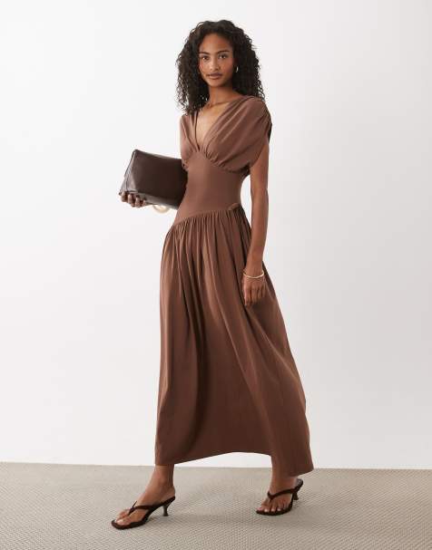 ASOS DESIGN – Czekoladowa sukienka midi z głębokim dekoltem i asymetryczną talią - view 1
