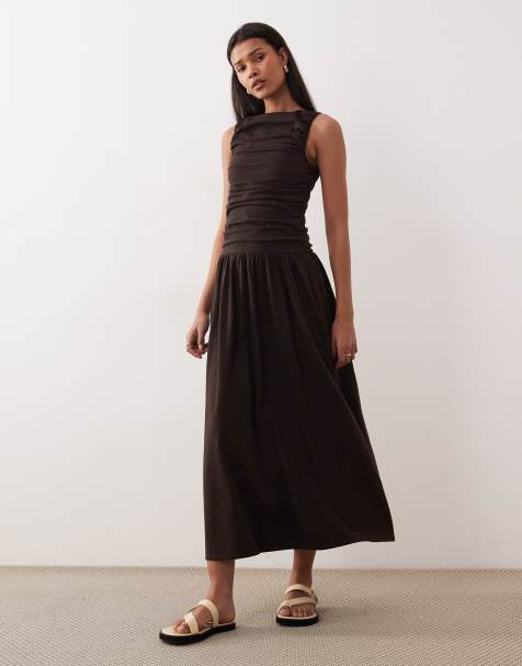 ASOS DESIGN – Czekoladowa sukienka midi z marszczoną górą - view 1