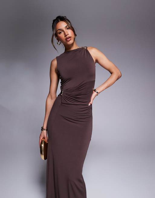 ASOS DESIGN – Czekoladowa sukienka midi ze skrętem z metalową ozdobą