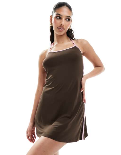 ASOS DESIGN – Czekoladowa sukienka mini z różową lamówką i dekoltem typu halter