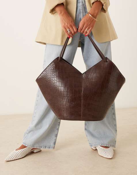 ASOS DESIGN – Czekoladowa torba typu tote na ramię z okrągłym uchwytem i motywem skóry krokodyla - view 1