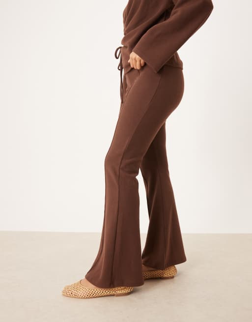 ASOS DESIGN – Czekoladowe bardzo miękkie dzwony, część zestawu, 4 z 5