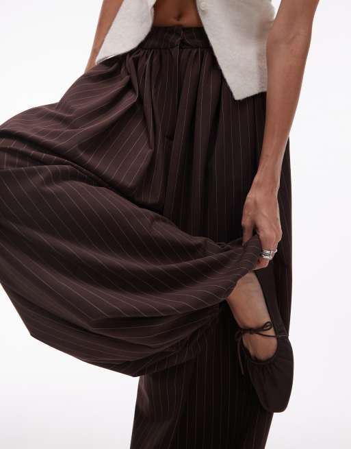 ASOS DESIGN – Czekoladowe dopasowane spodnie z balonowymi nogawkami i prążkami, 3 z 5