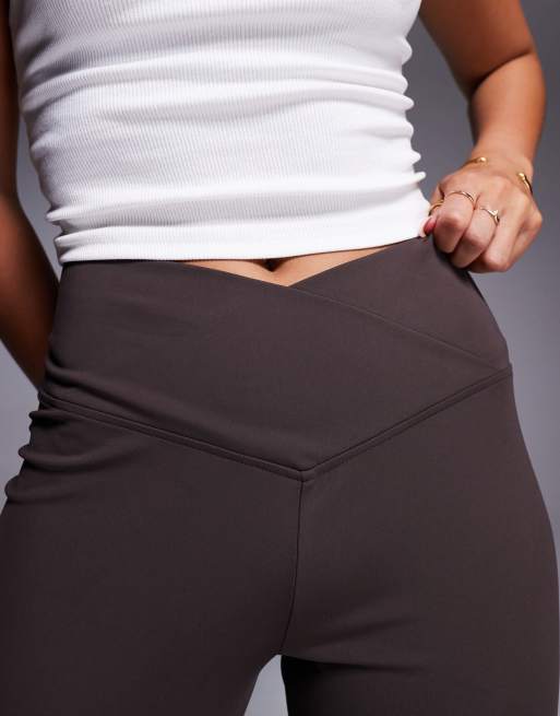 ASOS DESIGN – Czekoladowe skrzyżowane z przodu dzwony modelujące, 4 z 5