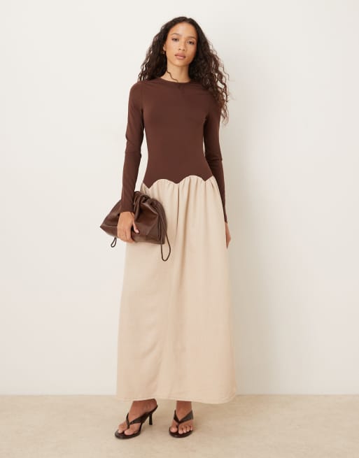 ASOS DESIGN – Czekoladowo-czarna sukienka maxi z łączonych materiałów z długimi rękawami i muszelkową talią