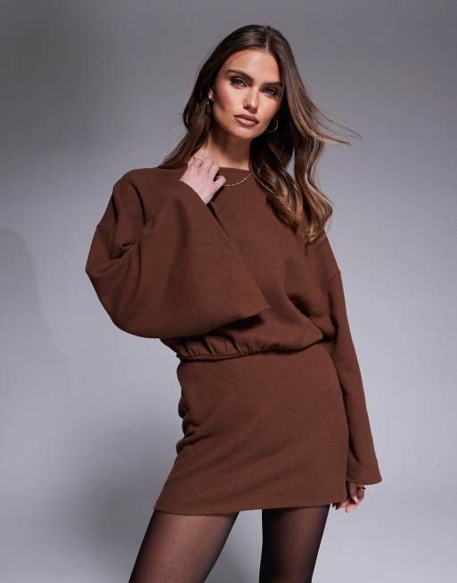 ASOS DESIGN – Czekoladowobrązowa bardzo miękka sukienka mini z szerokimi długimi rękawami