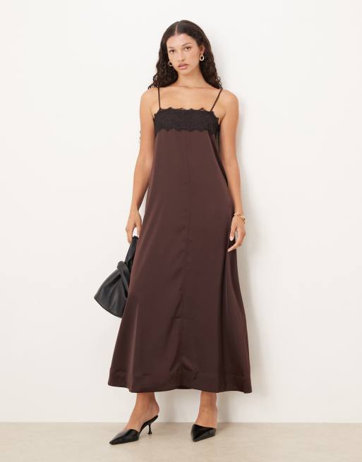 ASOS DESIGN – Czekoladowobrązowa satynowa sukienka maxi na ramiączkach z koronkowym wykończeniem