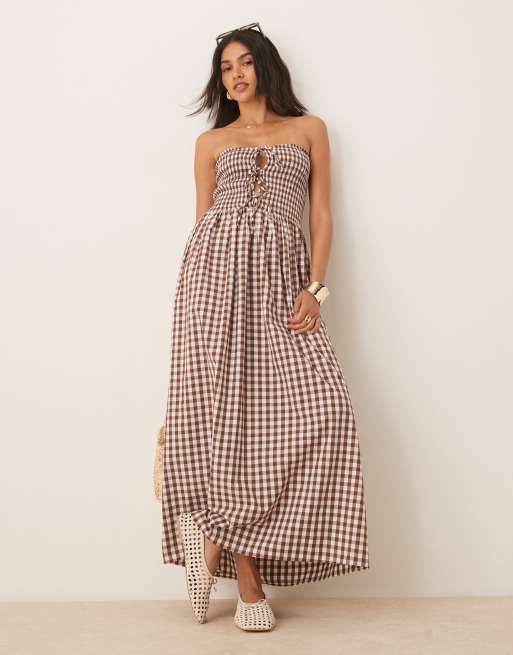 ASOS DESIGN – Czekoladowobrązowa sukienka maxi z dekoltem bandeau, marszczeniem i wiązaniem z przodu