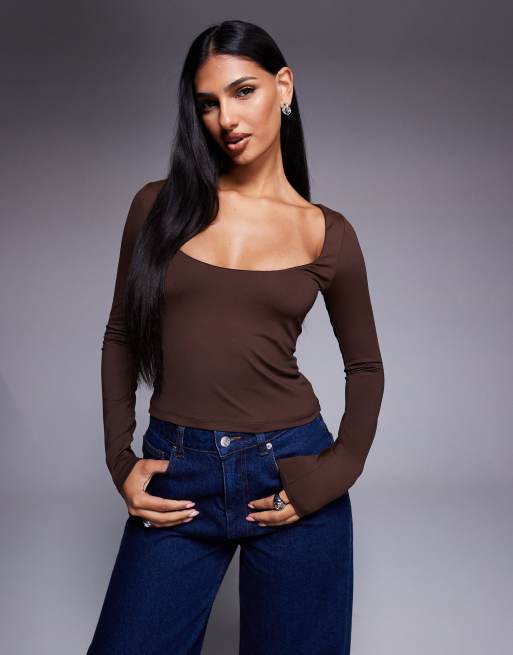 ASOS DESIGN – Czekoladowobrązowy przylegający top z poliamidu z głębokim dekoltem w kształcie litery U