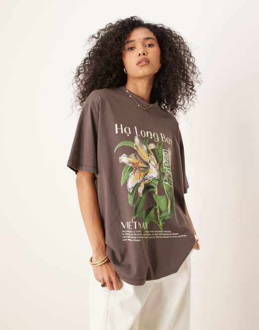 ASOS DESIGN – Czekoladowobrązowy T-shirt oversize z wietnamsko-kwiatowym motywem