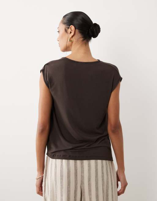 ASOS DESIGN – Czekoladowobrązowy top bez rękawów z kopertowym dekoltem, 4 z 4