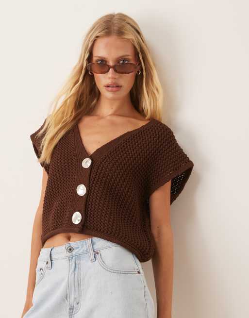 ASOS DESIGN – Czekoladowobrązowy zapinany na złote guziki dzianinowy gruby top bez rękawów z dekoltem V