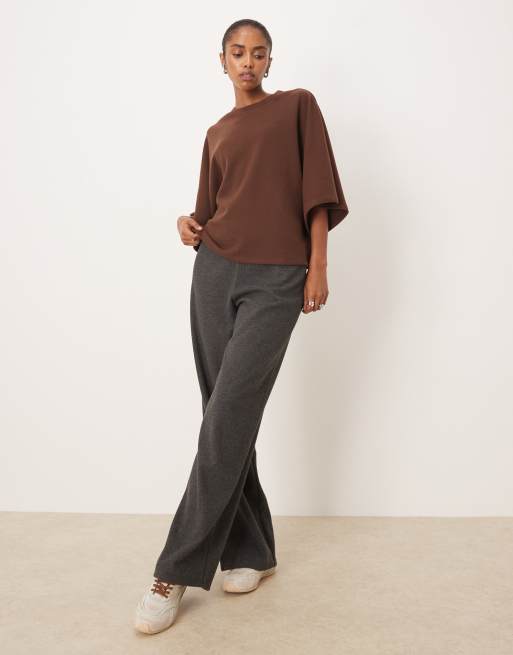 ASOS DESIGN – Czekoladowy bardzo miękki T-shirt oversize o kroju pelerynowym , 2 z 4