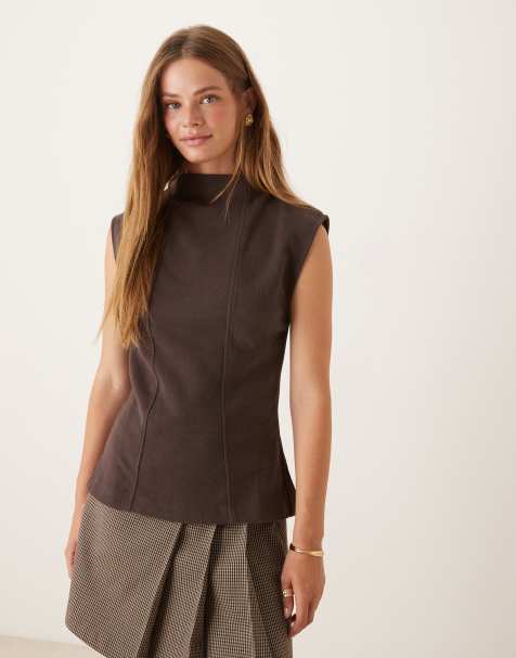 ASOS DESIGN – Czekoladowy bardzo miękki top bez rękawów z dekoltem w łódkę, baskinką i ozdobnymi szwami - view 1