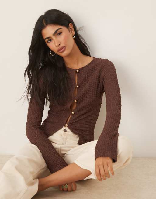 ASOS DESIGN – Czekoladowy fakturowany top z długimi rękawami zapinany na guziki