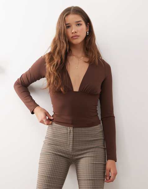 ASOS DESIGN – Czekoladowy przylegający top z długimi rękawami i głębokim dekoltem V - view 1