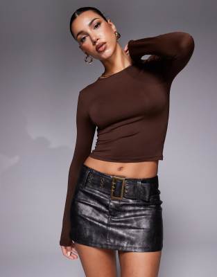 ASOS DESIGN – Czekoladowy przylegający top z długimi rękawami z poliamidu - view 1
