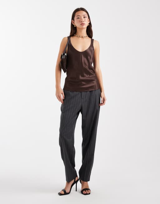 ASOS DESIGN – Czekoladowy satynowy top z dekoltem w kształcie litery U, 2 z 4