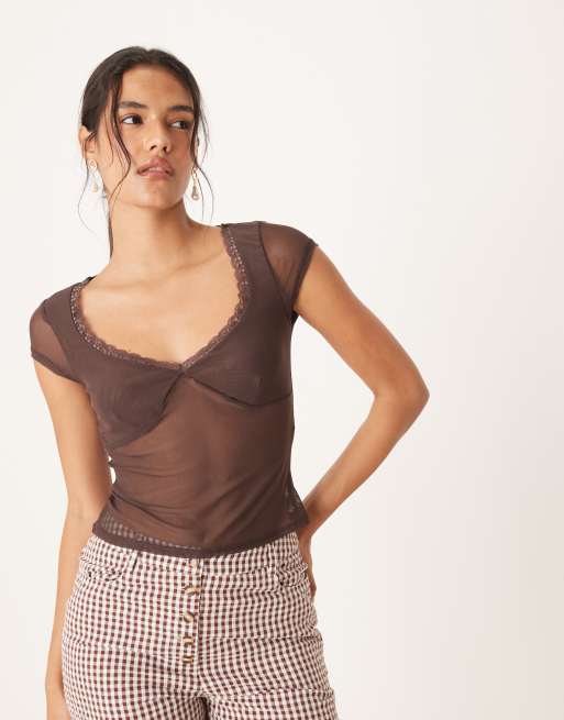ASOS DESIGN – Czekoladowy siateczkowy top z krótkimi rękawami i koronkowym wykończeniem