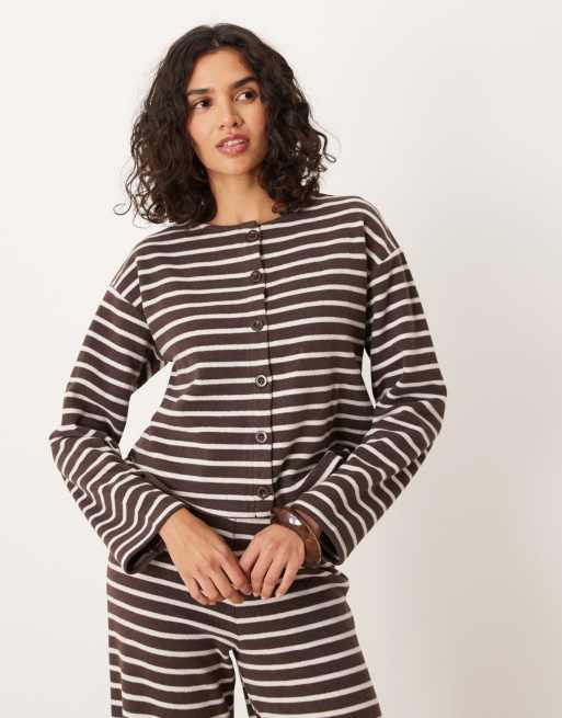 ASOS DESIGN – Czekoladowy szczotkowany top z długim rękawem i zapięciem na guziki w paski, część zestawu