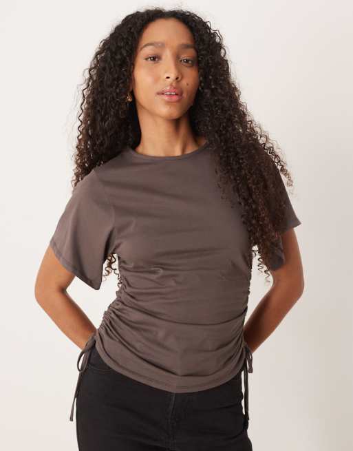 ASOS DESIGN – Czekoladowy T-shirt z krótkimi rękawami i marszczeniem po bokach