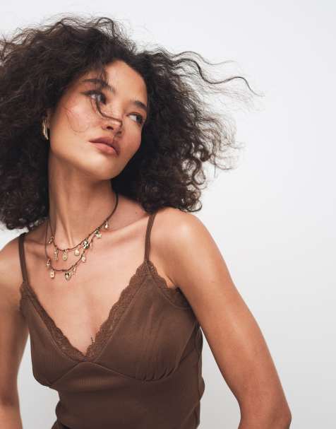 ASOS DESIGN – Czekoladowy top na ramiączkach z kontrastową koronką i dekoltem w szpic - view 1