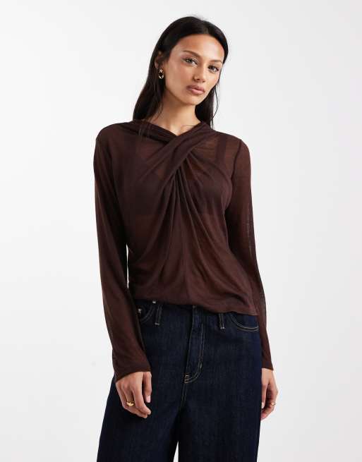 ASOS DESIGN – Czekoladowy top z półprześwitującego materiału dzianinopodobnego, z długimi rękawami i drapowaniem na dekolcie
