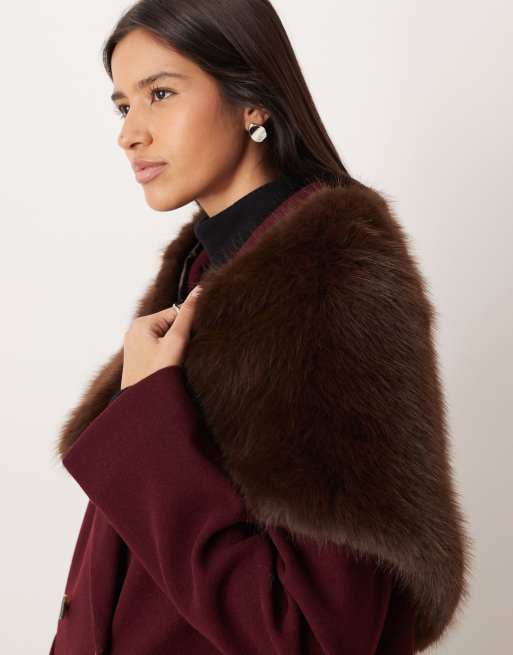 ASOS DESIGN – Czekoladowy trójkątny szalik z futra, 3 z 3