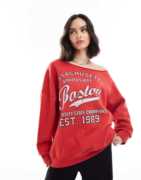 ASOS DESIGN – Czerwona bluza z odsłoniętym ramieniem i grafiką z napisem „Boston” - view 1