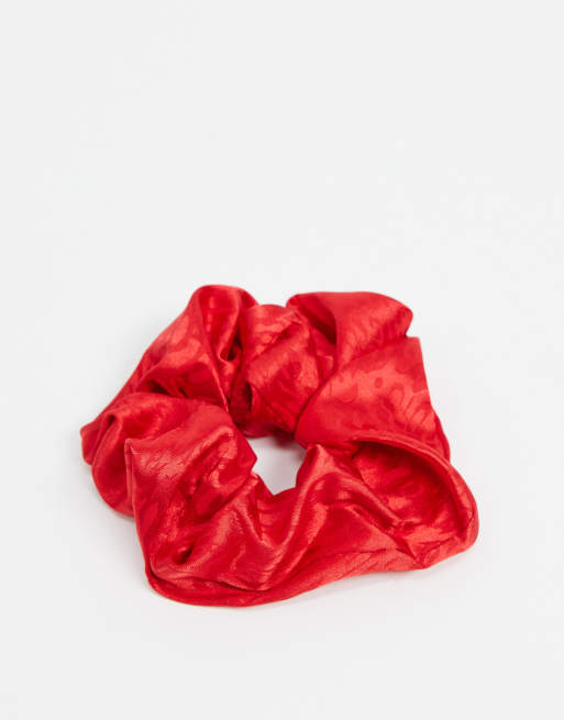 ASOS DESIGN – Czerwona duża gumka do włosów scrunchie w lamparcie cętki