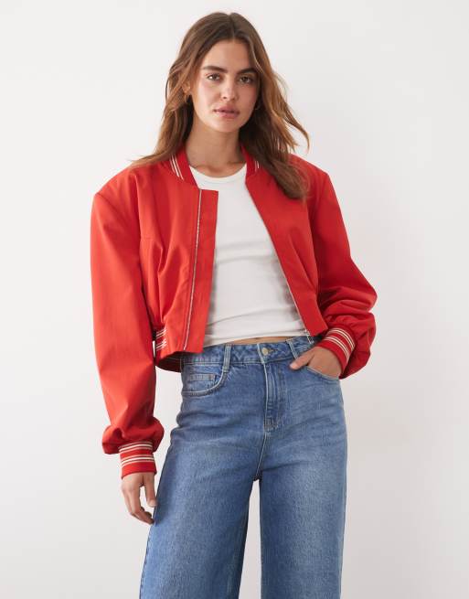 ASOS DESIGN – Czerwona krótka kurtka bomberka z poduszkami na ramionach, 3 z 4