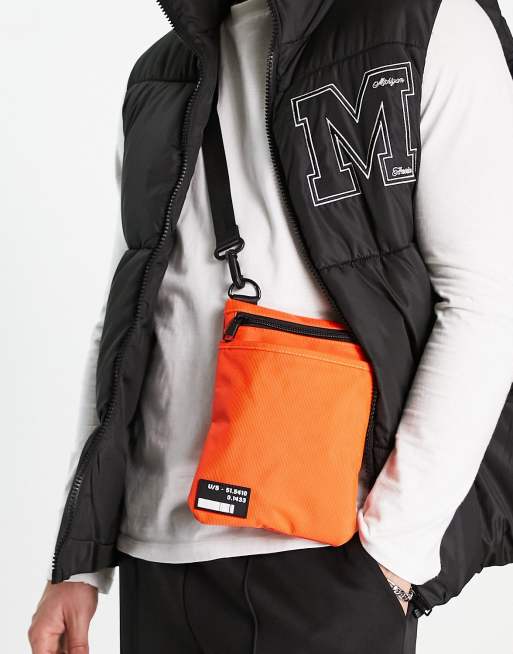 ASOS DESIGN – Czerwona nylonowa torebka crossbody z czarną naszywką