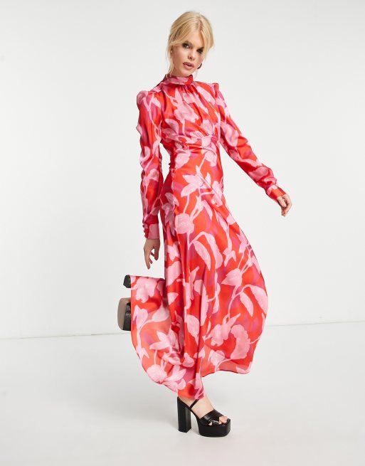 ASOS DESIGN – Czerwona satynowa sukienka maxi z zabudowanym dekoltem w różowy kwiatowy wzór