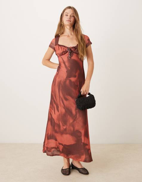 ASOS DESIGN – Czerwona sukienka maxi z falbanką przy dekolcie w abstrakcyjny wzór - view 1