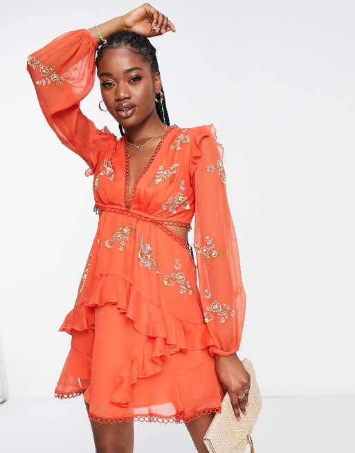 ASOS DESIGN – Czerwona wykończona pętelkami sukienka mini z kwiatowymi zdobieniami