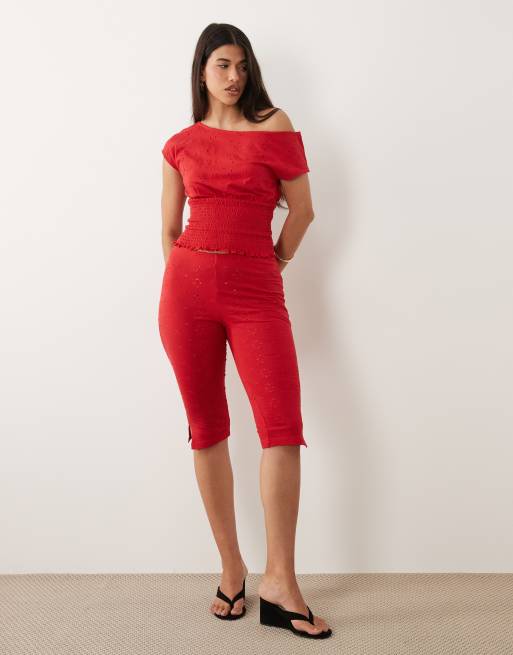 ASOS DESIGN – Czerwony marszczony zestaw z haftem angielskim: top z odsłoniętymi ramionami i spodnie capri, 3 z 3